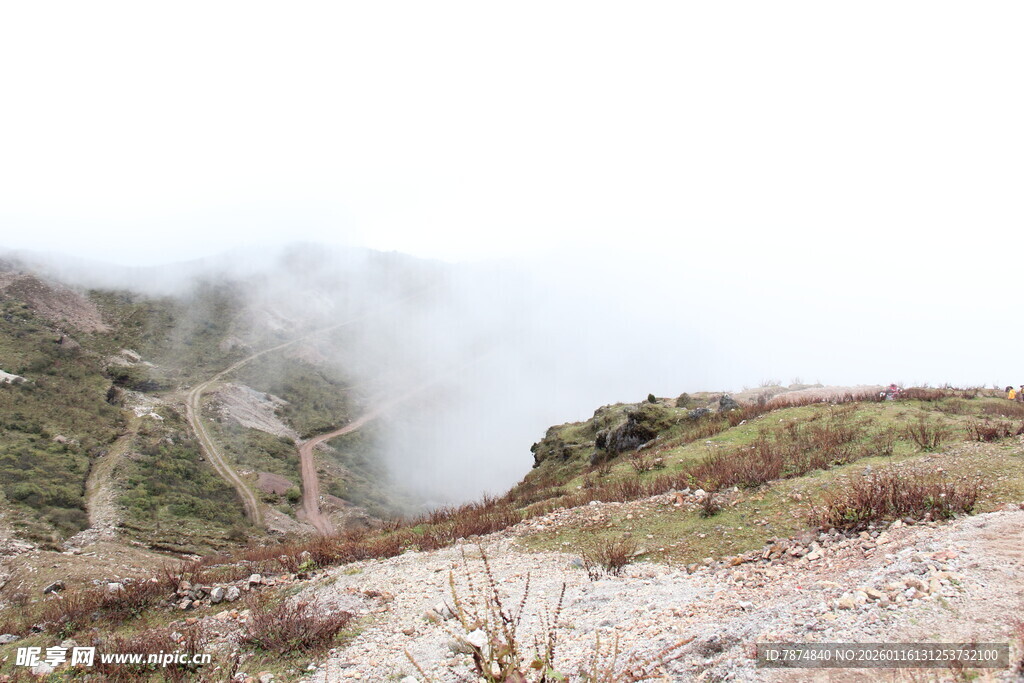 山间云雾缭绕的自然景致