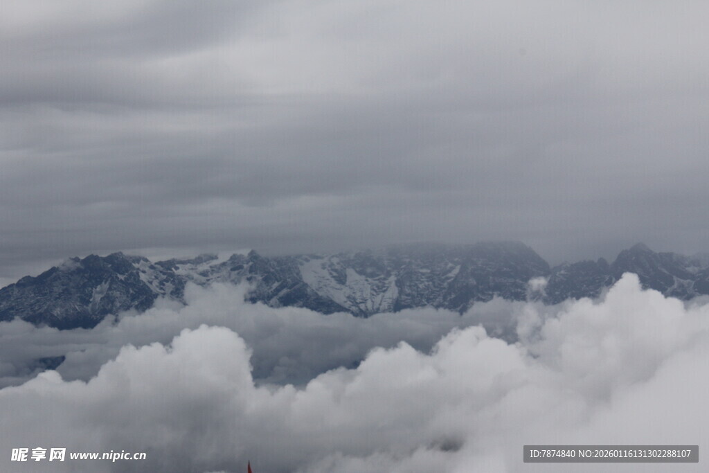 云海之上的巍峨雪山