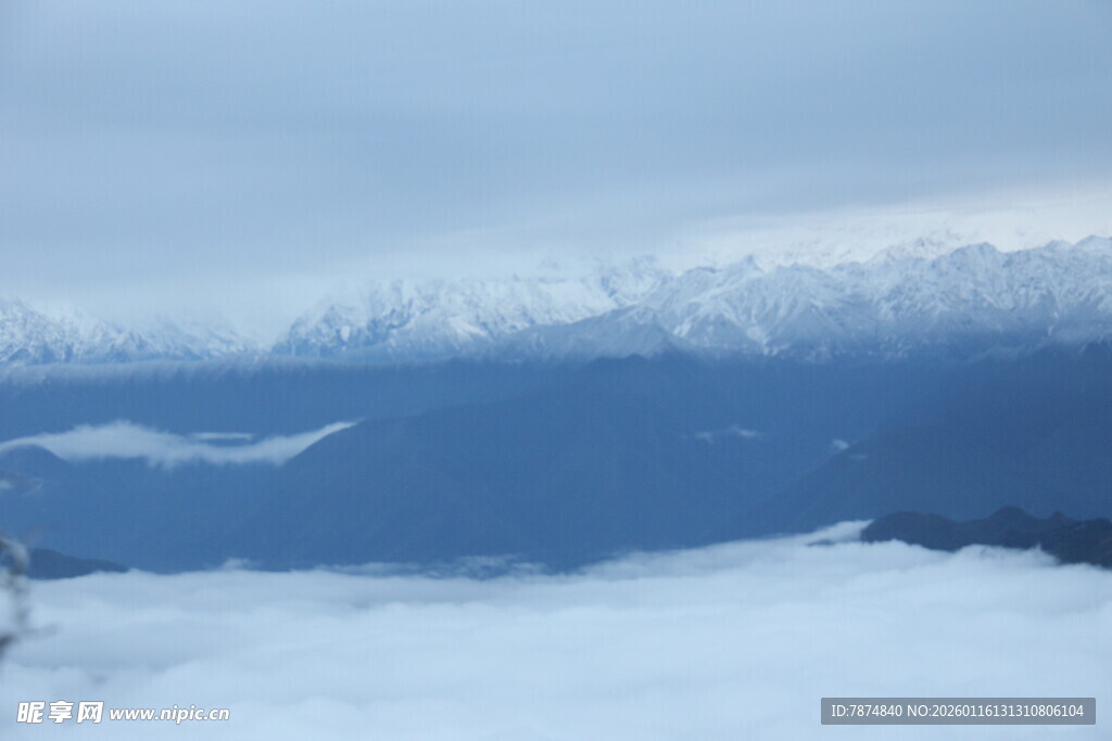 雪山云海壮丽景观
