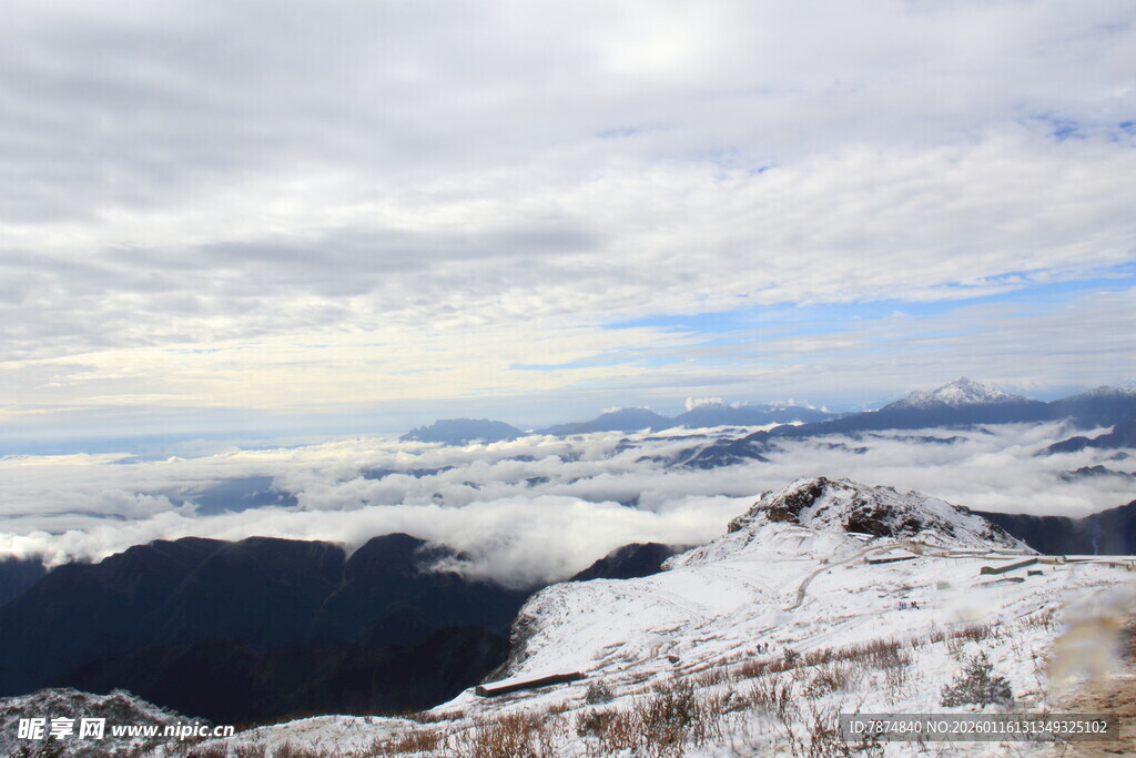 雪山云海壮丽景观