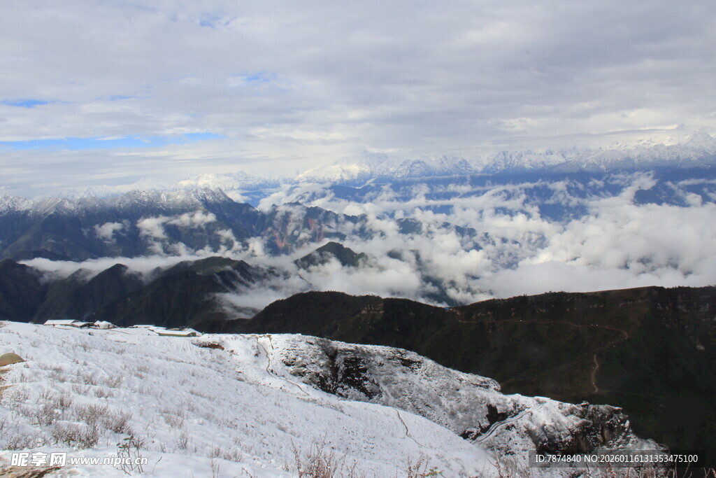 雪山云海壮丽风光