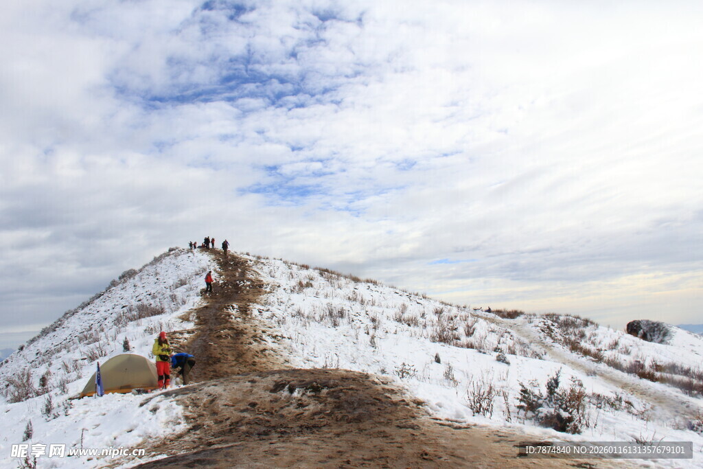 雪中山路徒步者