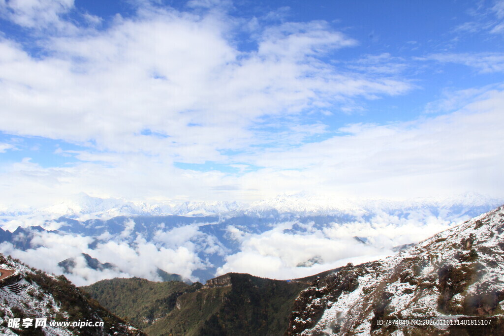 雪山云海壮丽自然景观