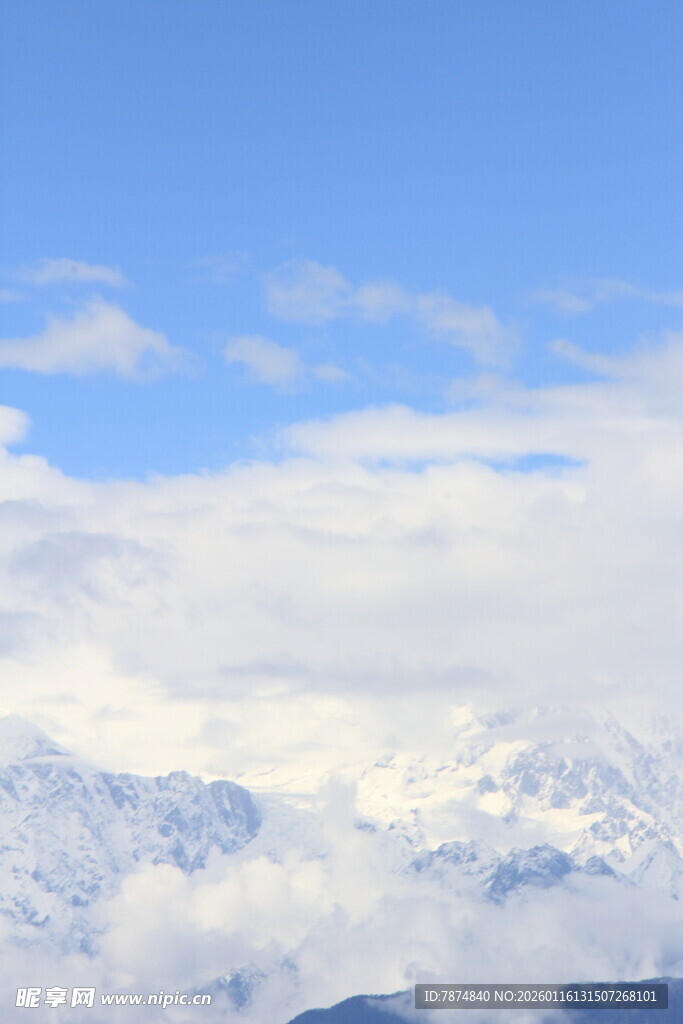 雪山云海蓝天壮丽景观