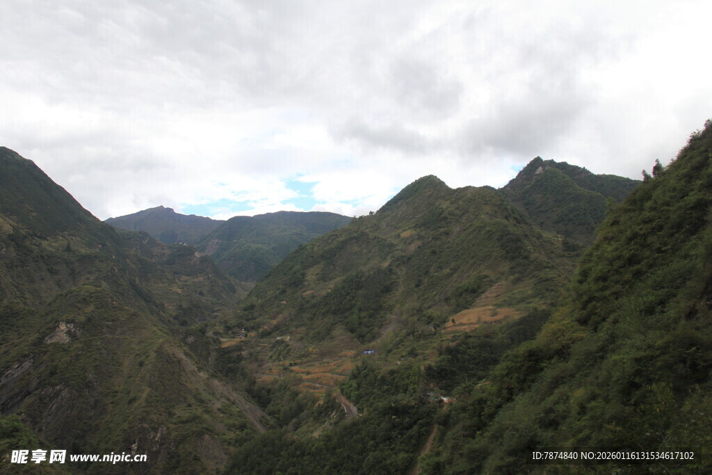山峦叠翠的自然美景