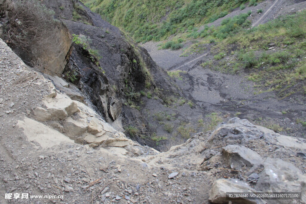 山间崎岖的土石地貌