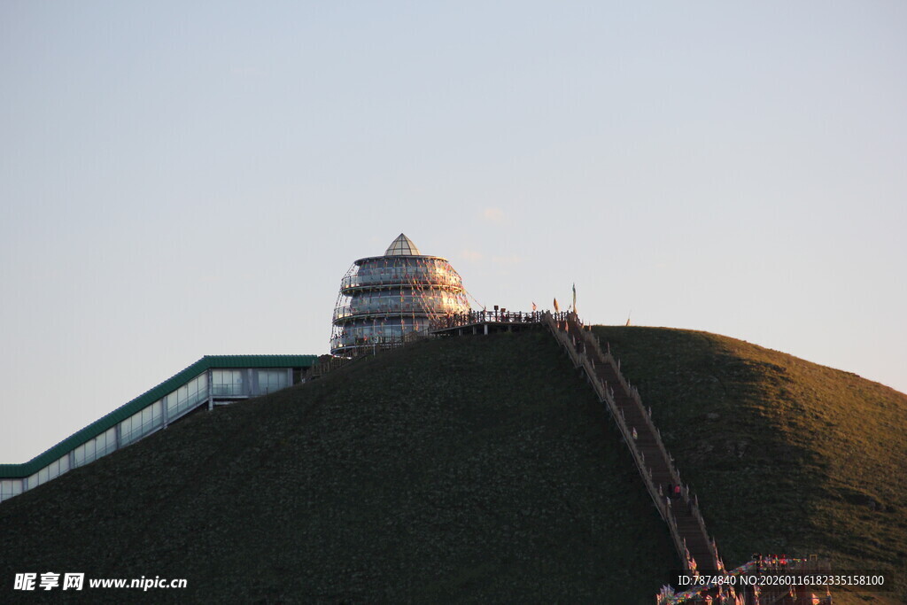 山顶上的建筑与蜿蜒道路