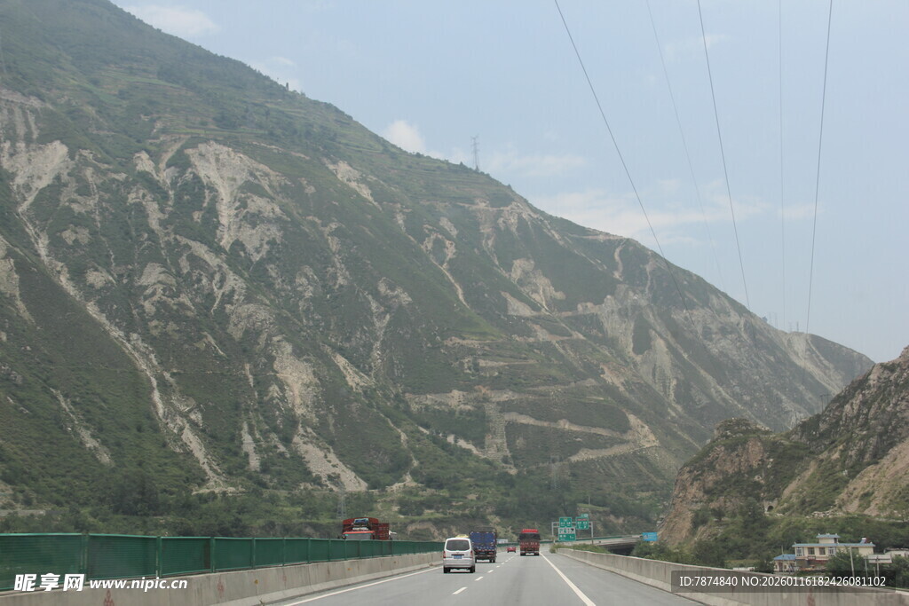 山间公路上的行驶车辆