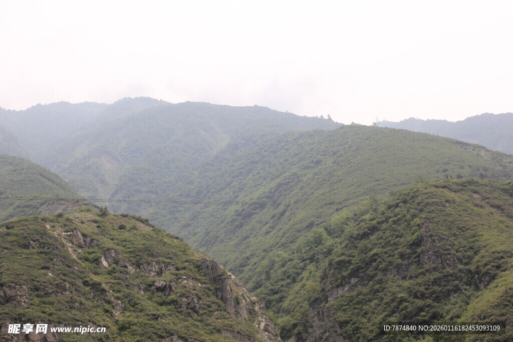 青山连绵的壮阔自然景观