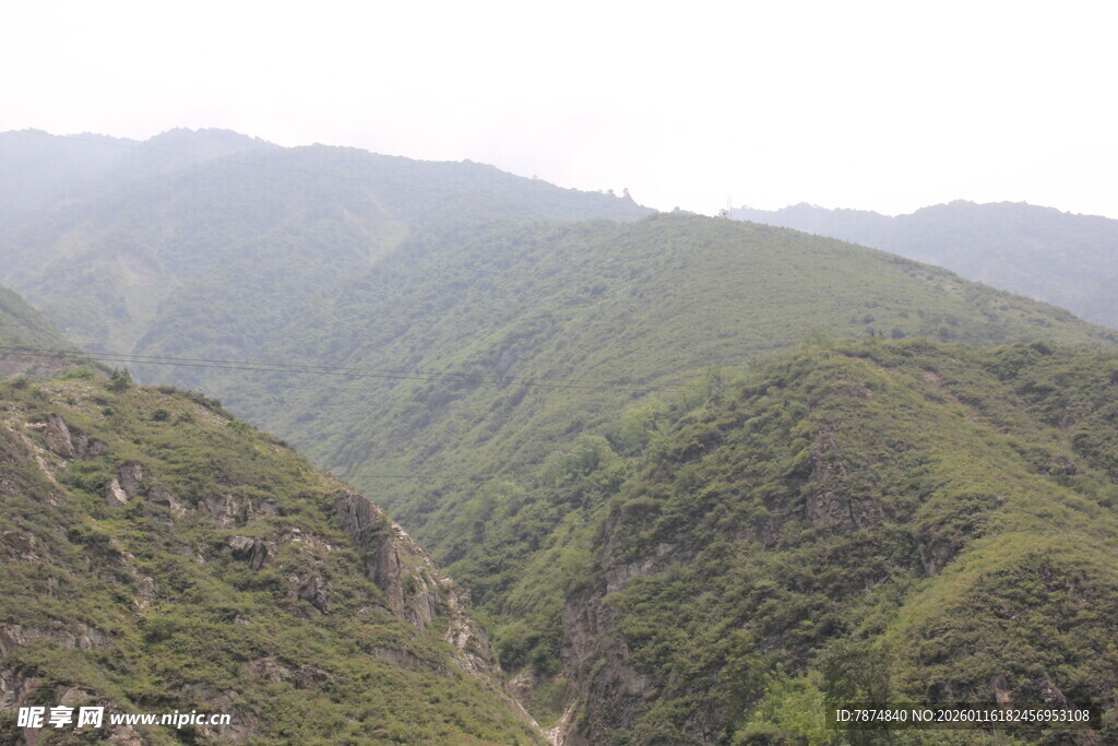 山峦叠翠的壮美自然景观