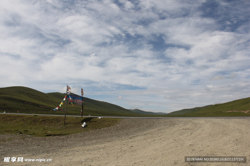 公路上的骑行者与开阔风景