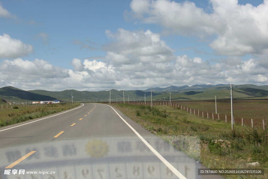 宽阔公路伸向远方
