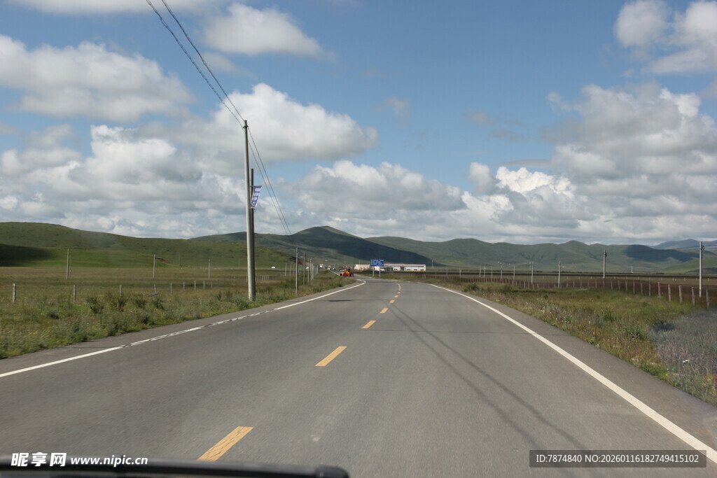 公路风景 蓝天白云相伴
