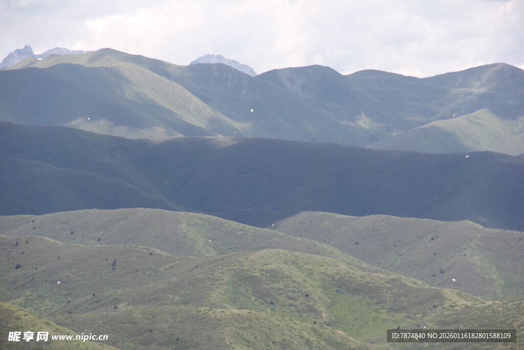 山峦叠翠的自然美景