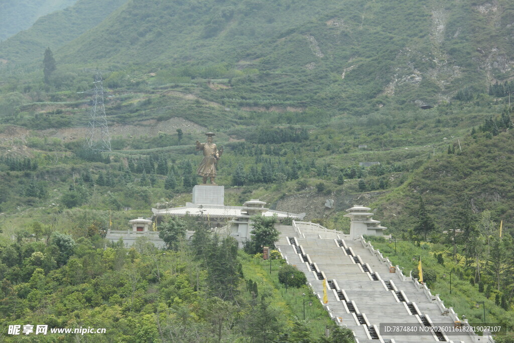 山间壮丽建筑景观