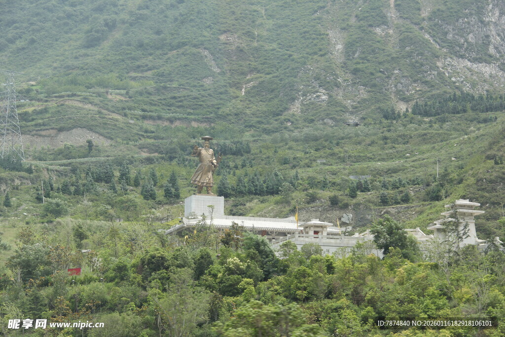 山间建筑隐于葱郁林木间