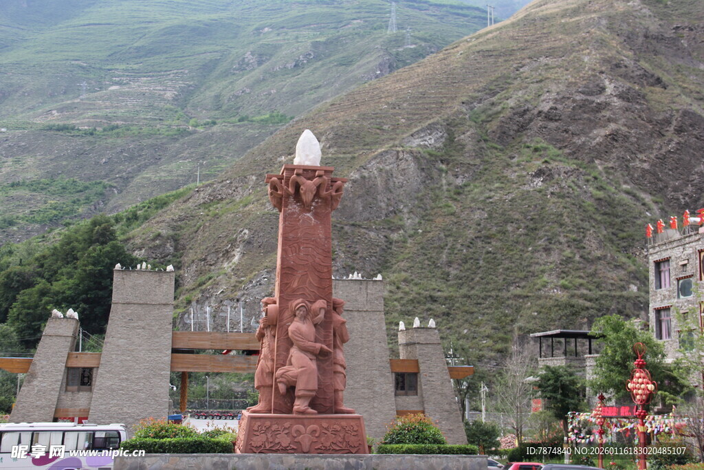 羌族风格雕塑屹立山间