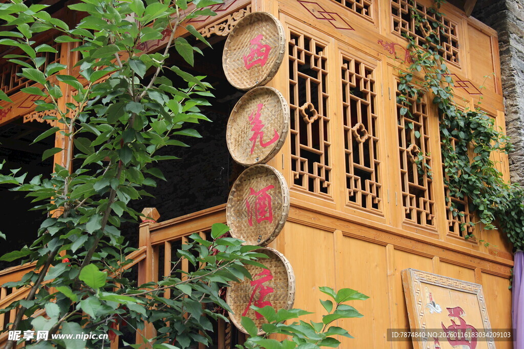 中式古雅门窗与绿植点缀