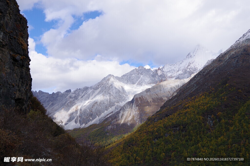山间壮丽雪山美景