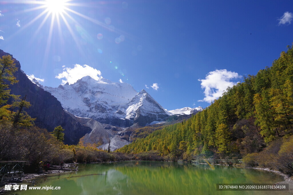 雪山下的碧绿湖泊美景