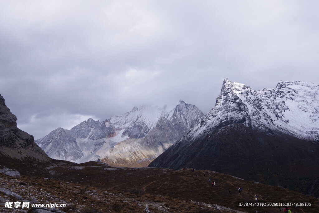 雪山云雾下的壮丽山景