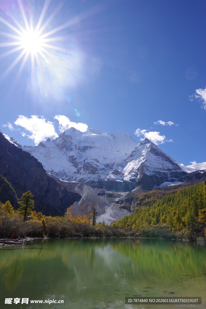 雪山湖泊间的壮丽风光