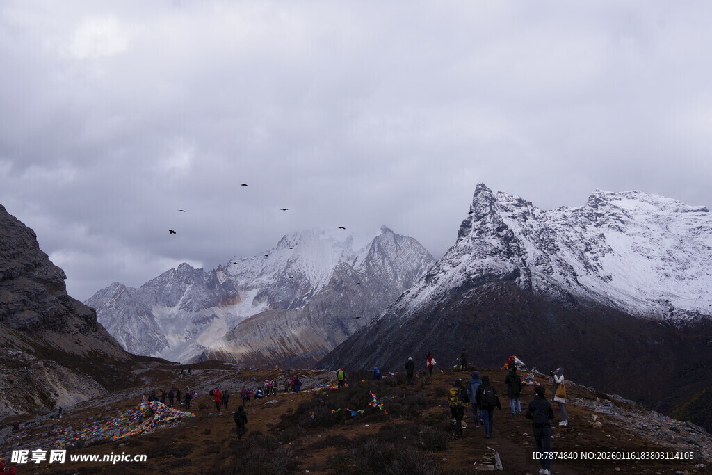 雪山徒步风景