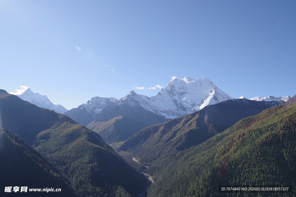 壮丽雪山山谷美景