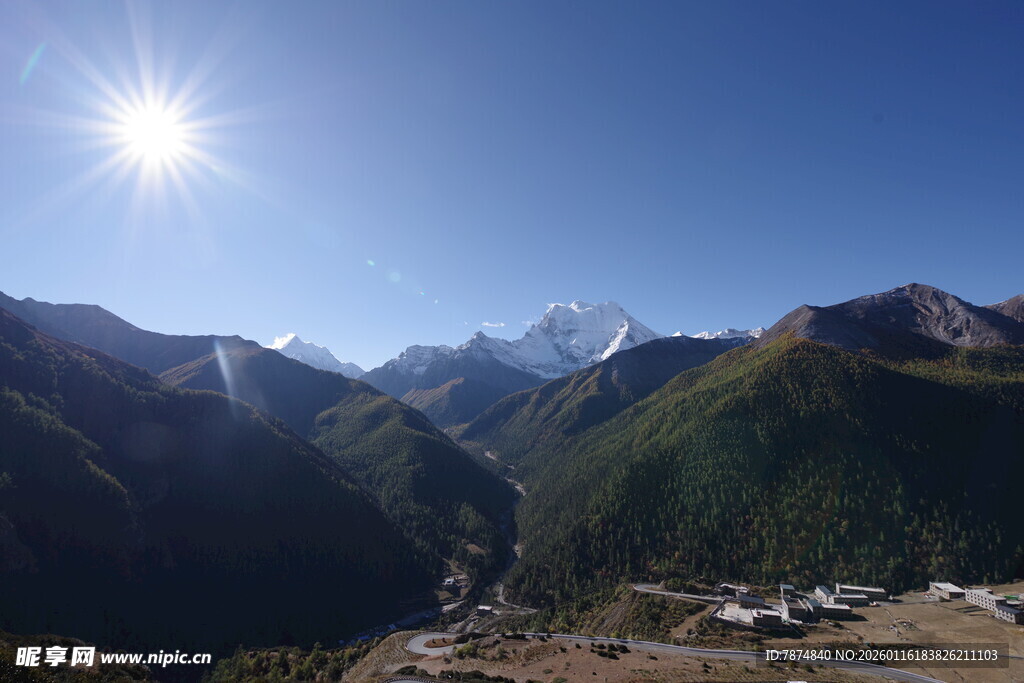 高山暖阳下的壮美山谷