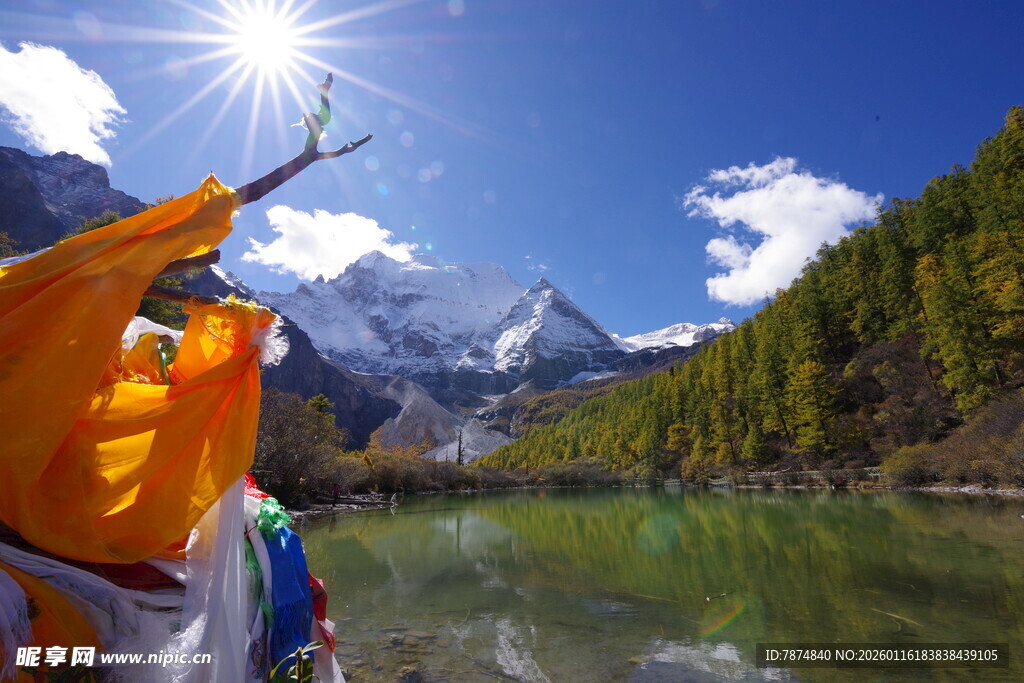 湖畔经幡与雪山壮丽风光