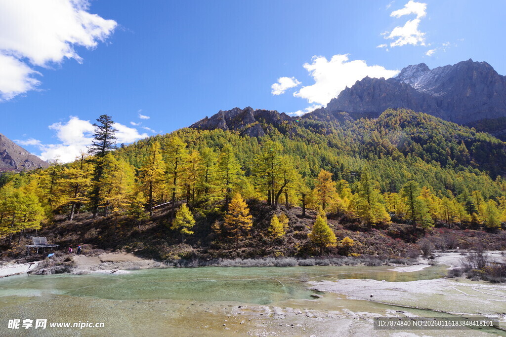 秋日山间河流美景