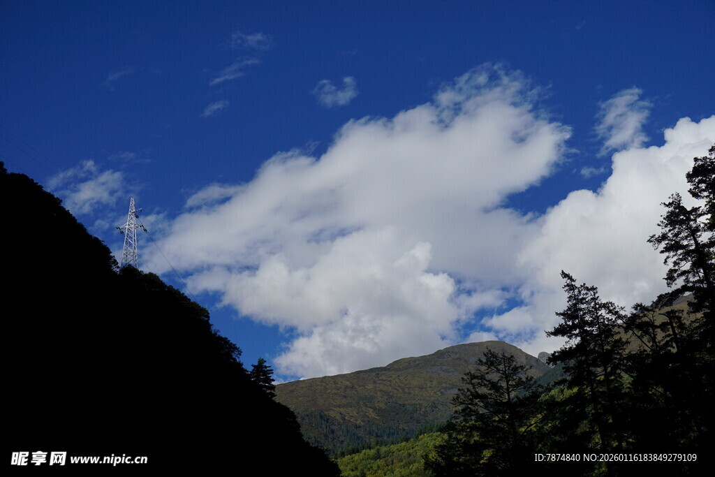 山间蓝天白云绿树美景