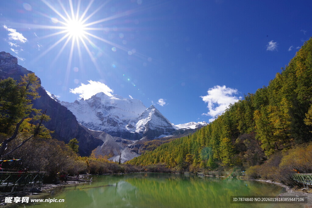 雪山下的碧绿河谷美景