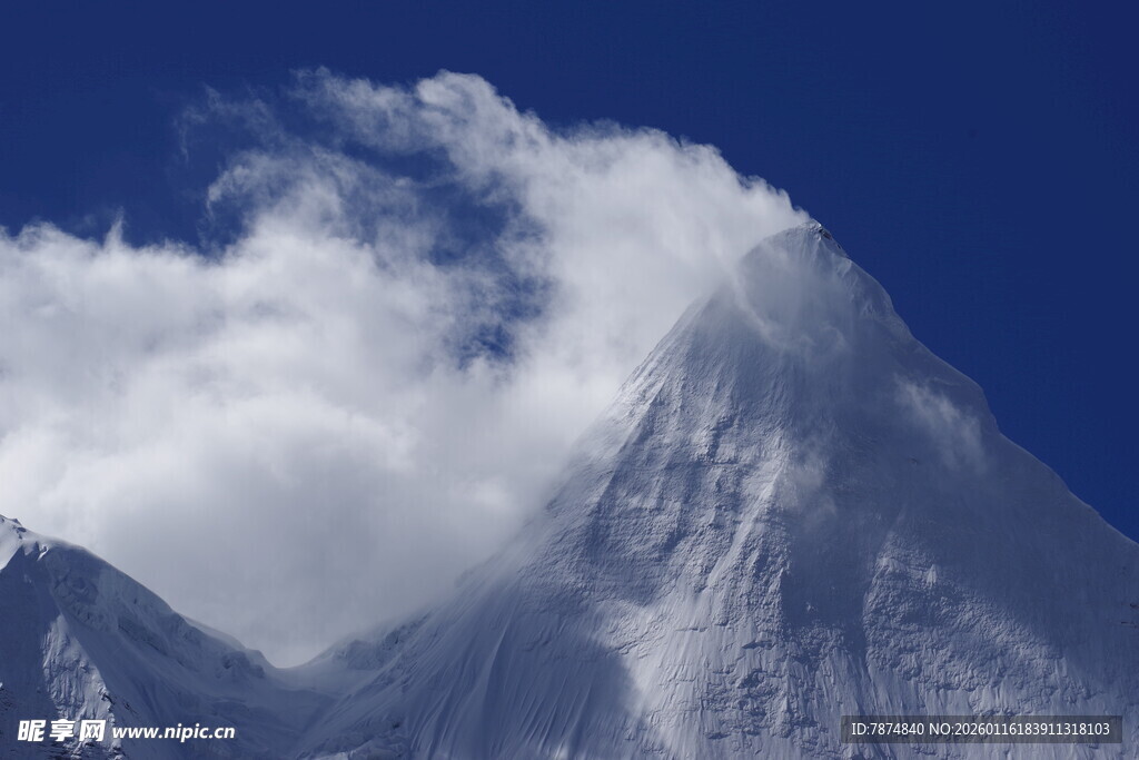 巍峨雪山与云端壮丽景象