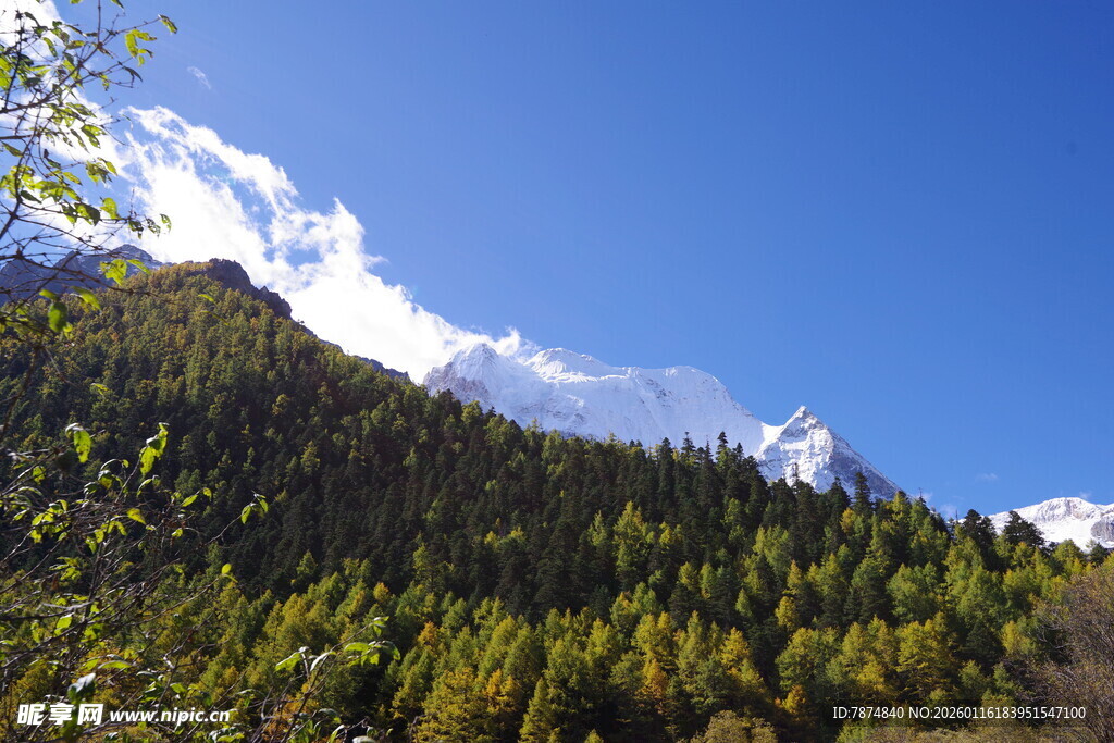 山林蓝天美景