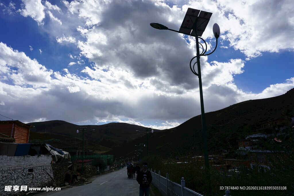 山间太阳能路灯与行人