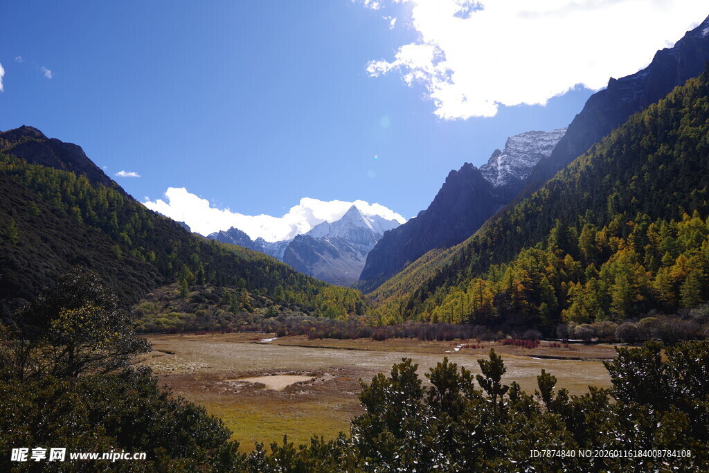 山间美景 开阔河谷与青山