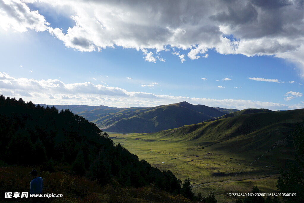 山间美景 蓝天白云下的绿野