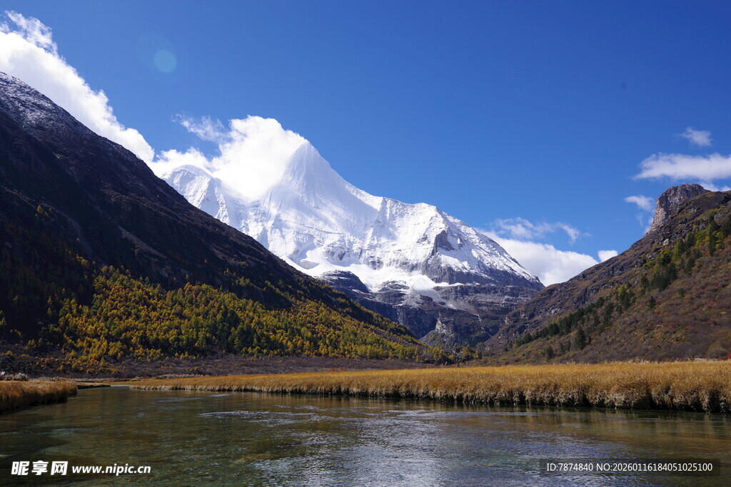 雪山下的宁静湖泊美景