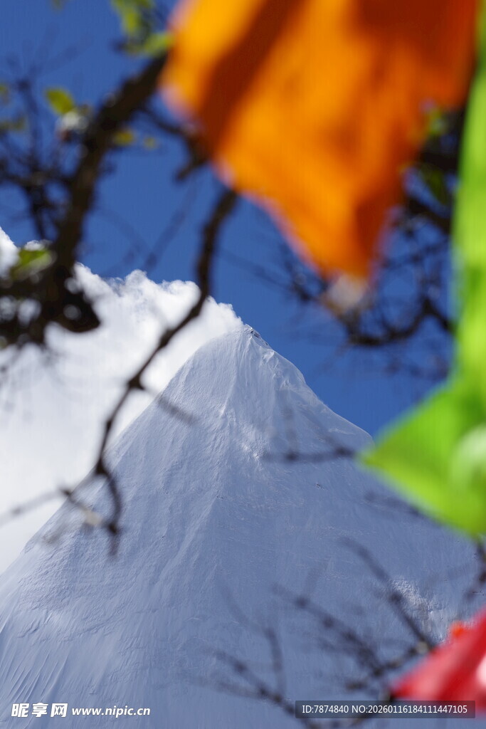 雪山旁的彩色经幡