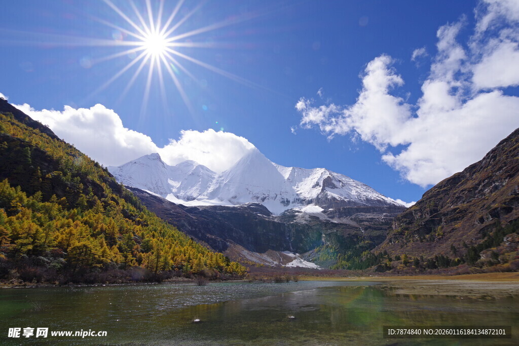 雪山下的宁静山谷风光