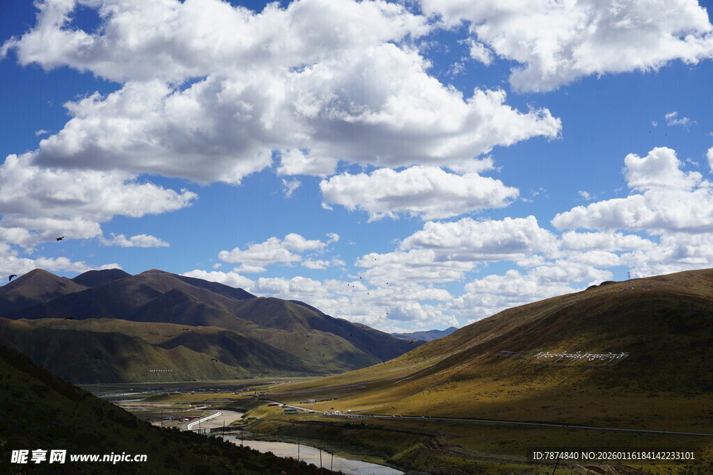 蓝天白云下的山间美景