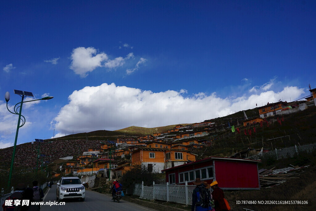 山间公路旁的多彩建筑