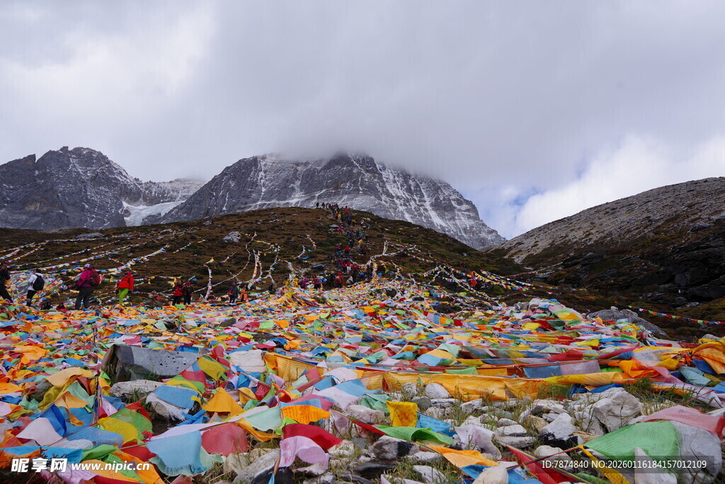 山间五彩经幡阵