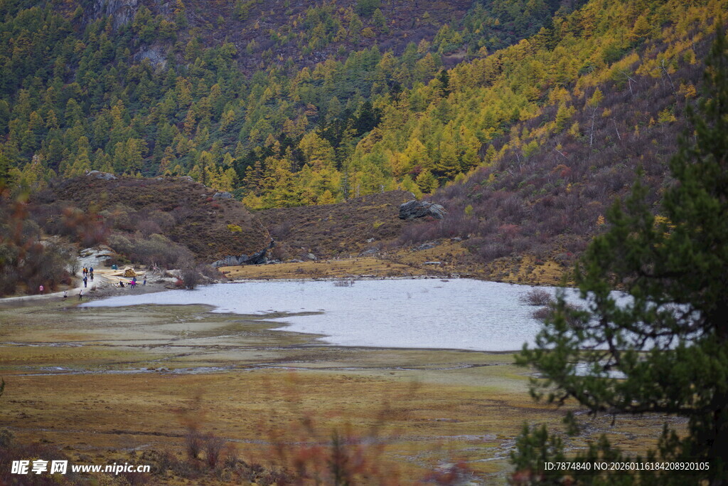 山间湖泊秋景