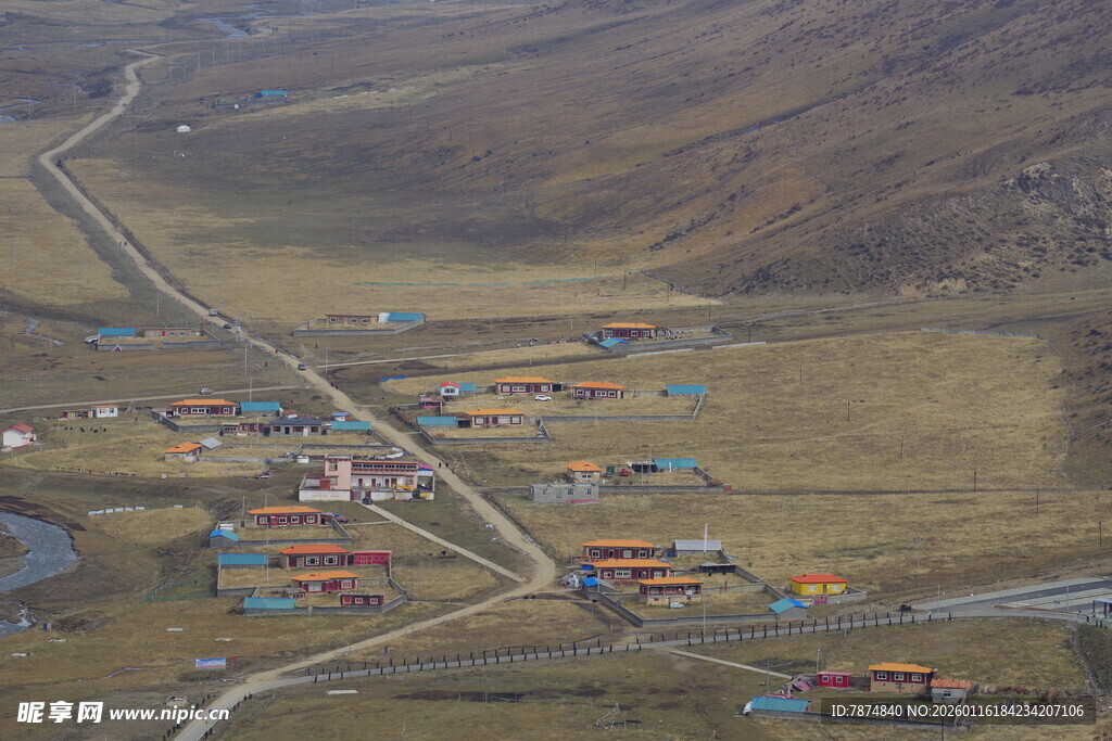 俯瞰多彩村落与蜿蜒道路