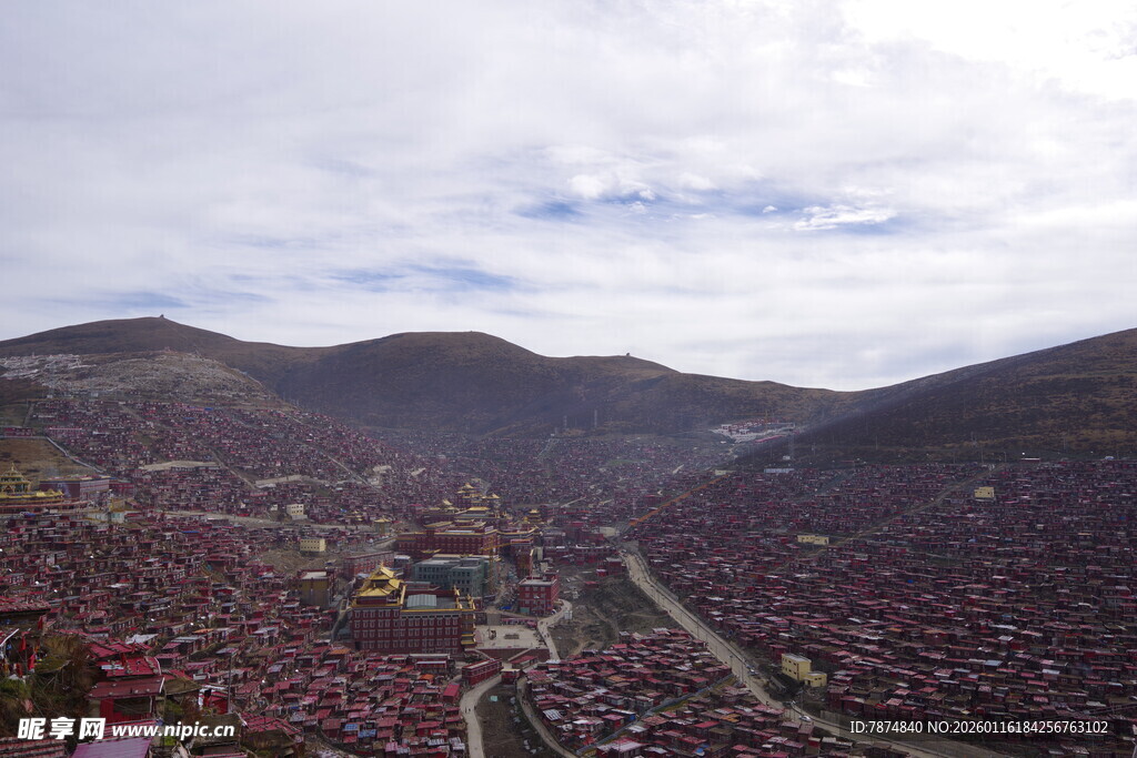 俯瞰山间密集建筑景观