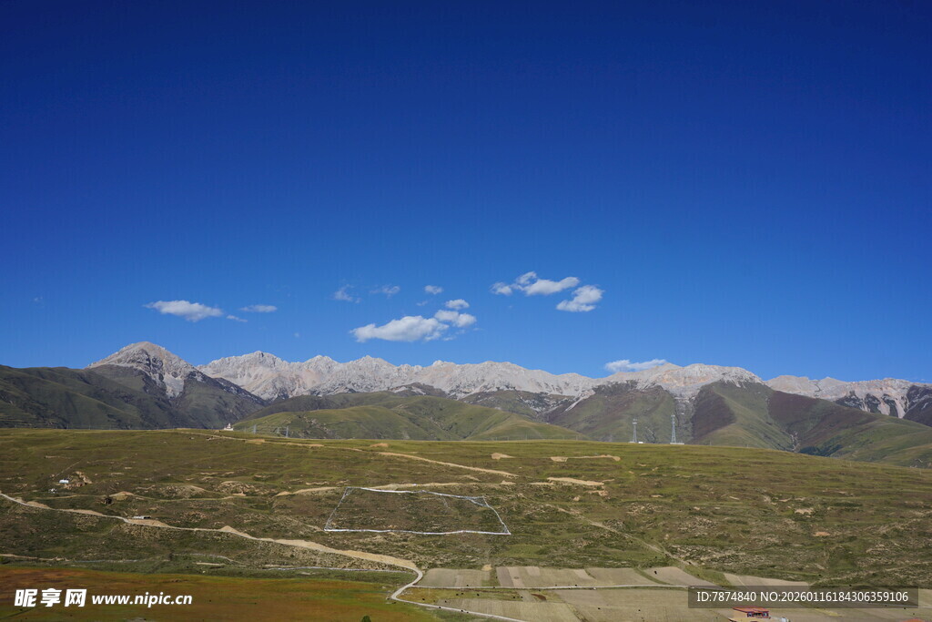 蓝天群山间的开阔景致