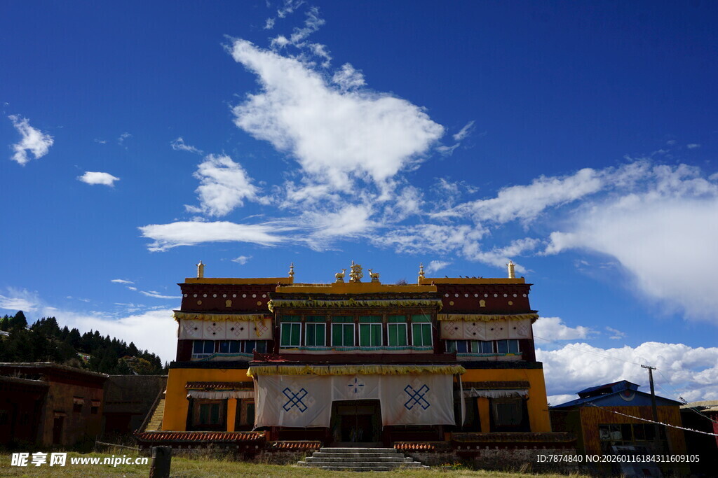 藏式建筑蓝天白云下的美景