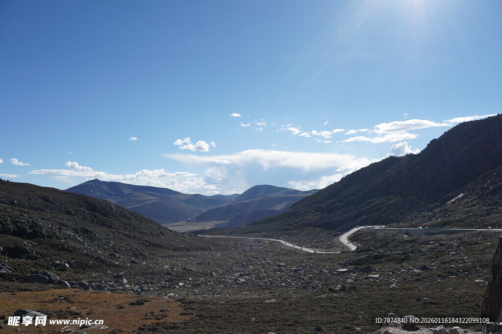 壮丽山间风景蓝天映山峦